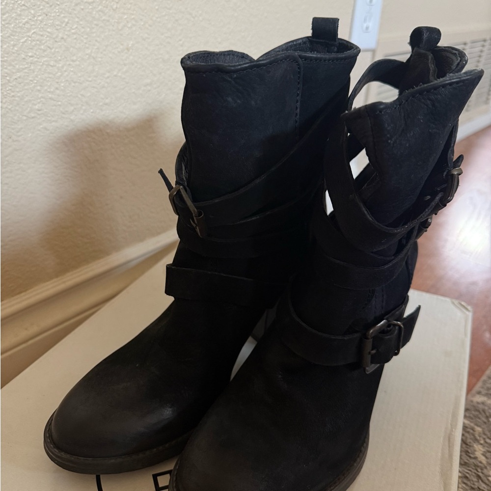 Steve Madden Yale Black Leather Boots with Buckle Detail - Picture 3 of 5